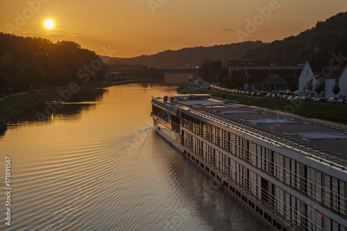 Flusskreuzfahrtschiff auf der Donau in Regensburg  Deutschland