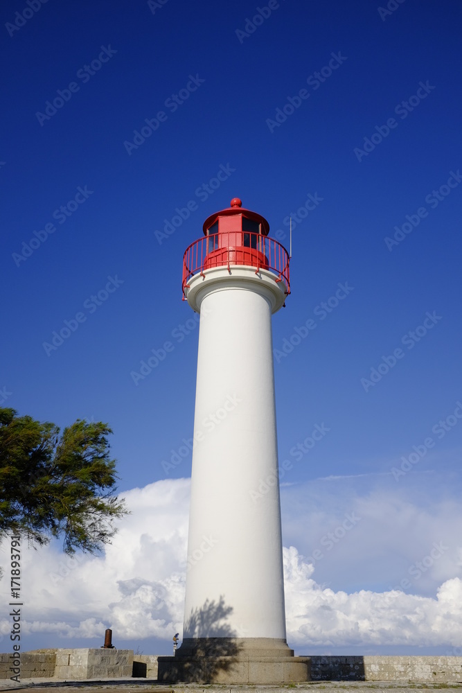 phare rouge et ciel bleu