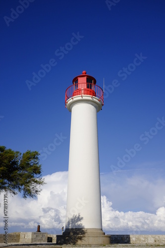 phare rouge et ciel bleu