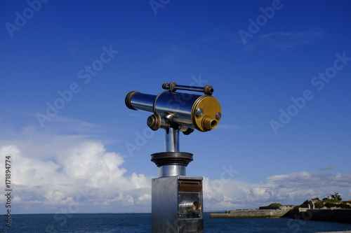 télescope en métal ancien et ciel bleu