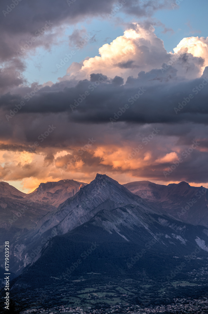 vue verticale sur les sommets d'une montagne au coucher de soleil