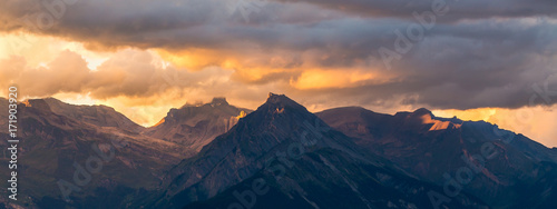 panorama sur un coucher de soleil au dessus d'une chaîne de montagne photo