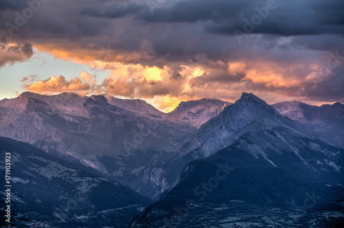 coucher de soleil sur des montagnes avec un ciel nuageux