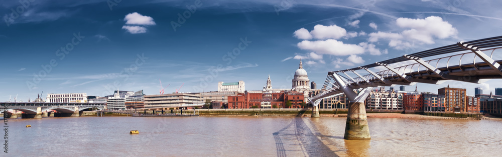 Fototapeta premium London, panorama of St. Paul's cathedral and Millenium bridge