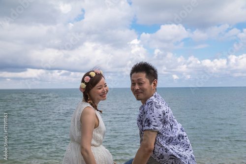 沖縄でハネムーンを楽しむカップル