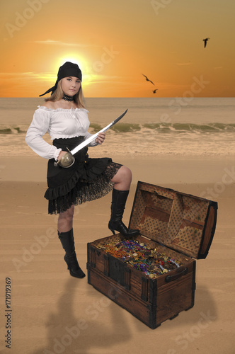 Photo Woman pirate opening chest