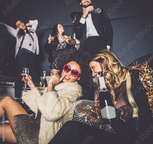 Canvas Print Friends having party in a nightclub