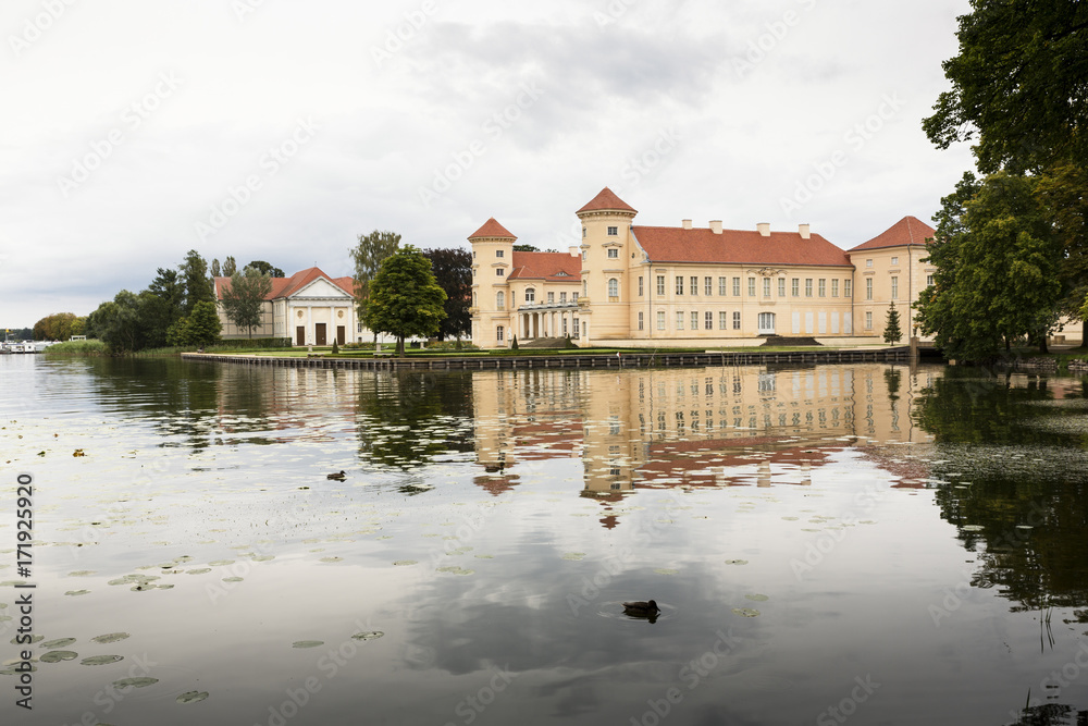 Schloss Rheinsberg am Grienericksee in Brandenburg Schloss Rheinsberg am Grienericksee in Brandenburg