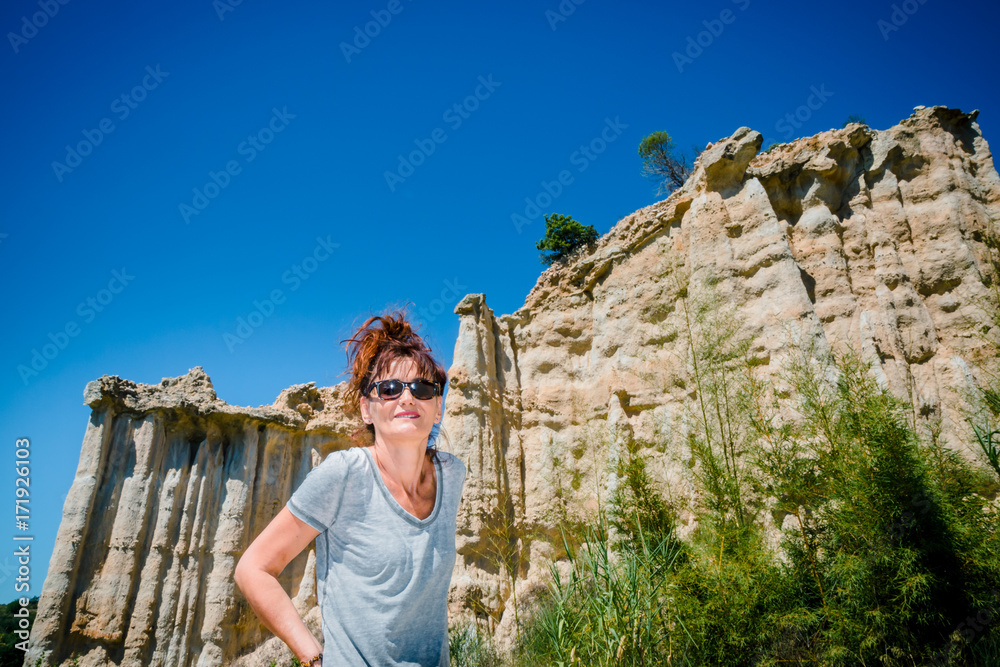Naklejka premium Femme en visite dans les Orgues d'Ille-sur-Têt