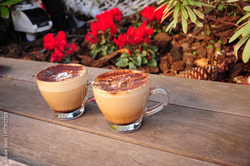 外で飲む冬のカフェラテ