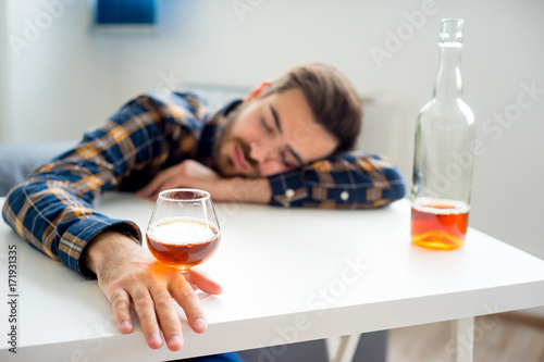Tableau sur toile Alcoholic drunkard man