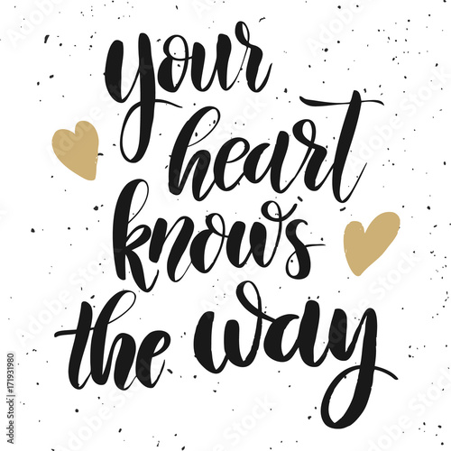 Plakat Twoje serce zna drogę. Ręcznie rysowane napis frazy na białym tle.
