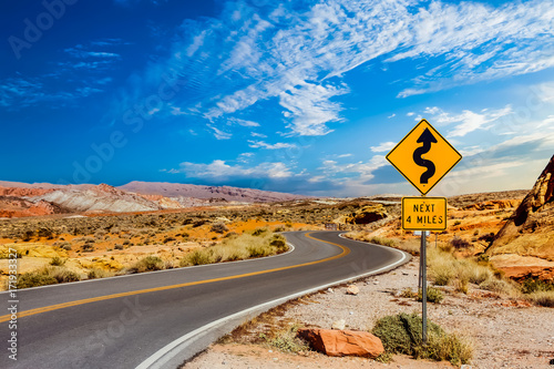 Cuadro en lienzo Road Sign for Curves in Desert