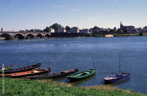 Pont, église et barques sur le fleuve La Loire aux Ponts de Cé, dans le Maine et Loir (France)