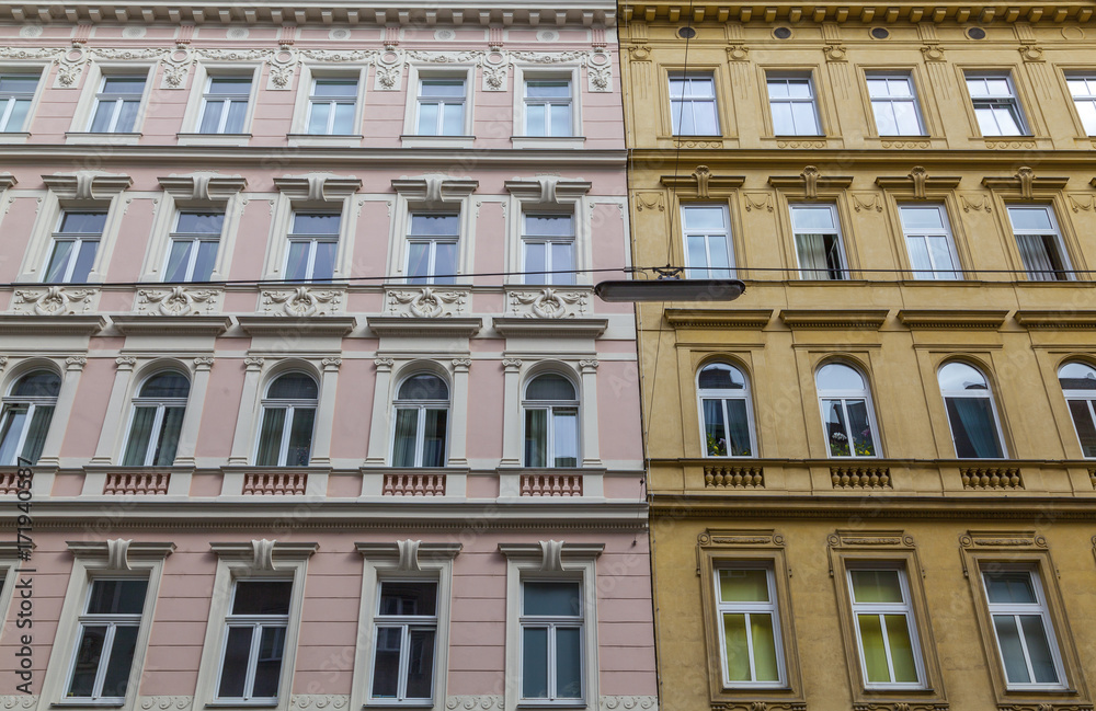 Fassade eines traditionellen Wohngebäudes in Wien, Österreich