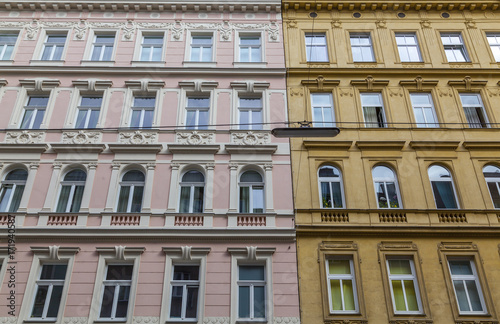 Fassade eines traditionellen Wohngebäudes in Wien, Österreich