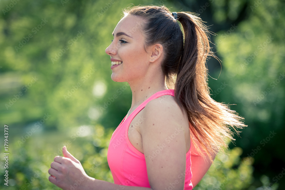Junge Frau beim Joggen im Park Junge Frau beim Joggen im Park