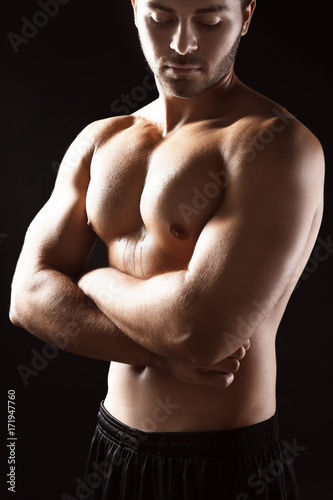 Sporty young man on dark ba...