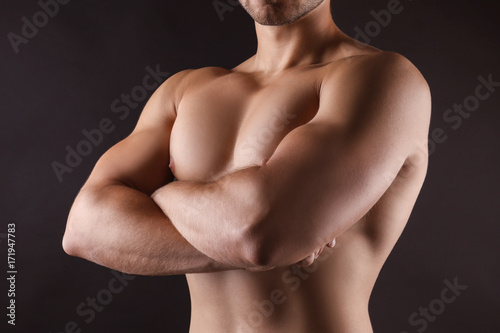 Sporty young man on dark ba...