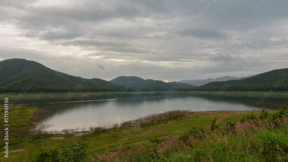 A refreshing atmosphere around the reservoir. A refreshing atmosphere around the reservoir.