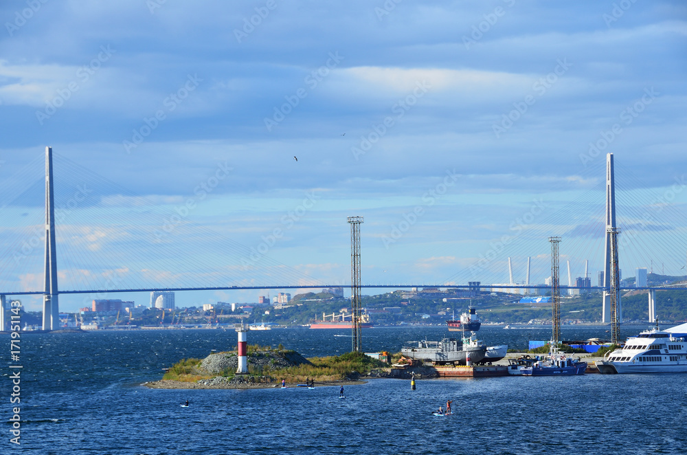 Fototapeta premium Владивосток, остров Русский. Вид на вантовый мост из бухты Житкова