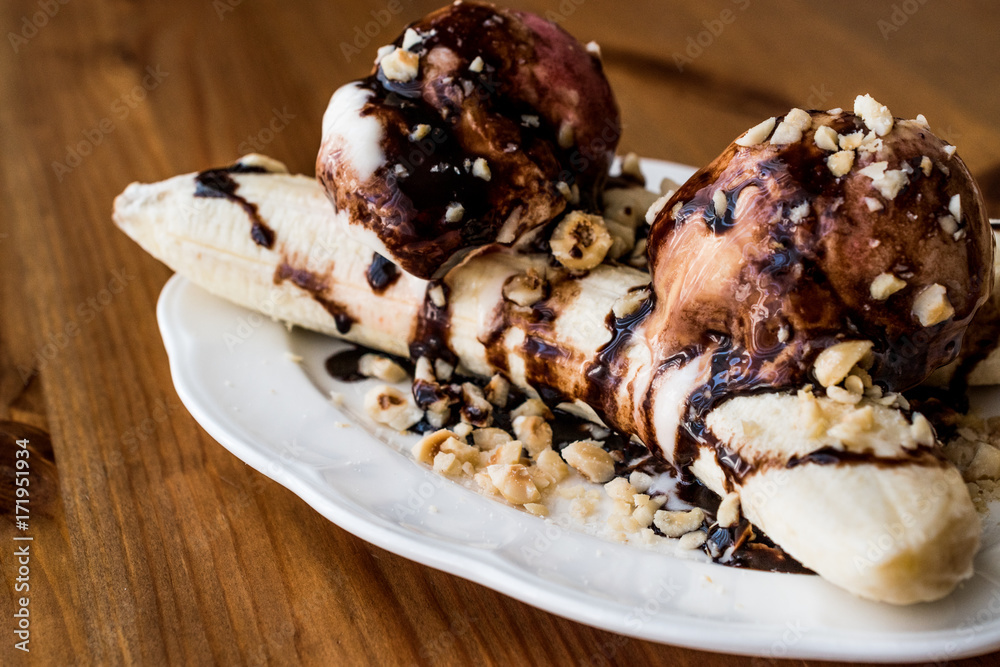 Banana Split with ice cream, chocolate sauce and Hazelnuts.
Banana Split with ice cream, chocolate sauce and Hazelnuts.