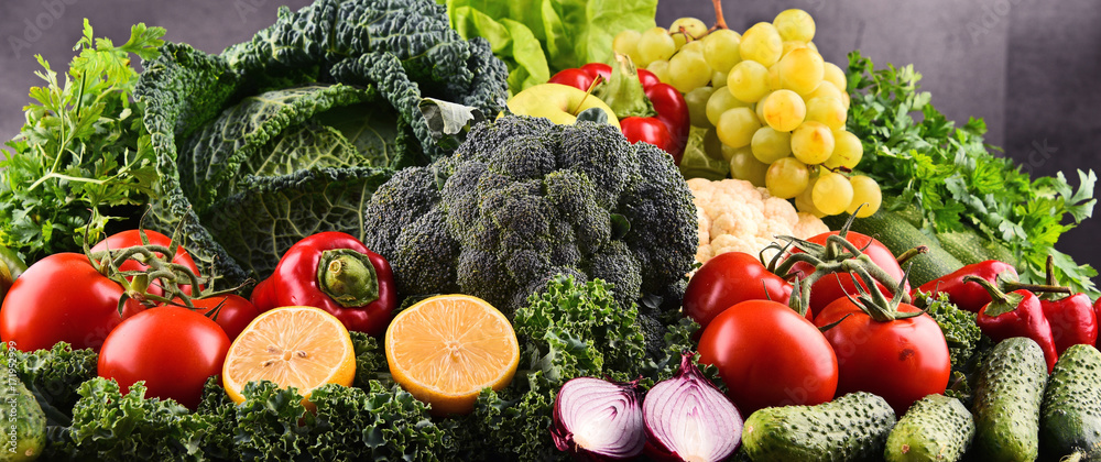 Fototapeta Kompozycja z różnych surowych organicznych warzyw i owoców