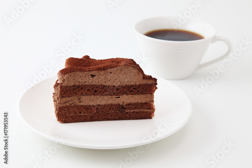 お皿にのせた チョコレートケーキとコーヒー 白背景