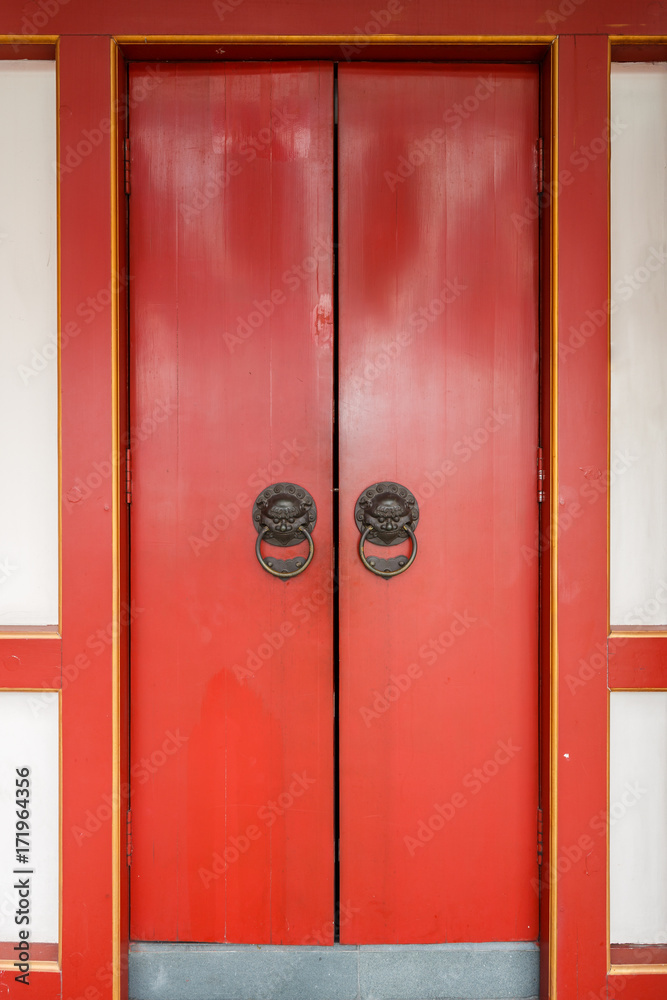 Obraz premium chinese door of Buddha Tooth Relic Temple, Singapore