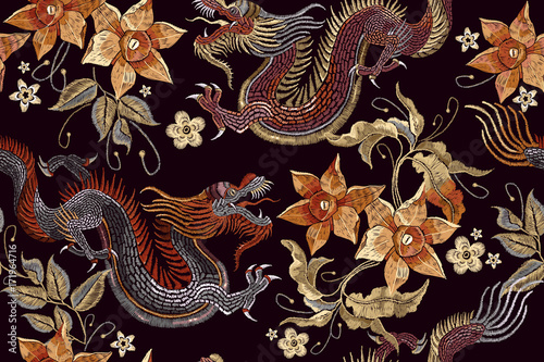 Fototapeta Haft smoki i kwiaty wzór. Klasyczny haft azjatycki smok i piękny wzór w kwiaty vintage. Chińskie smoki wektor