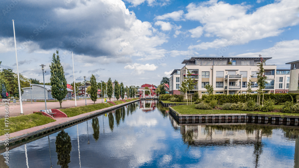 Papenburg mit Kanal und Spiegelung 