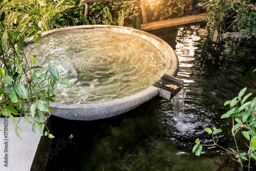 Fotografi Circle shape water fountain and water fall in garden or park.