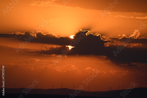 ENERGÍA EÓLICA AL ATARDECER
