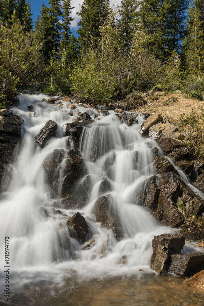 Obraz premium Scenic Mountain Waterfall in Colorado