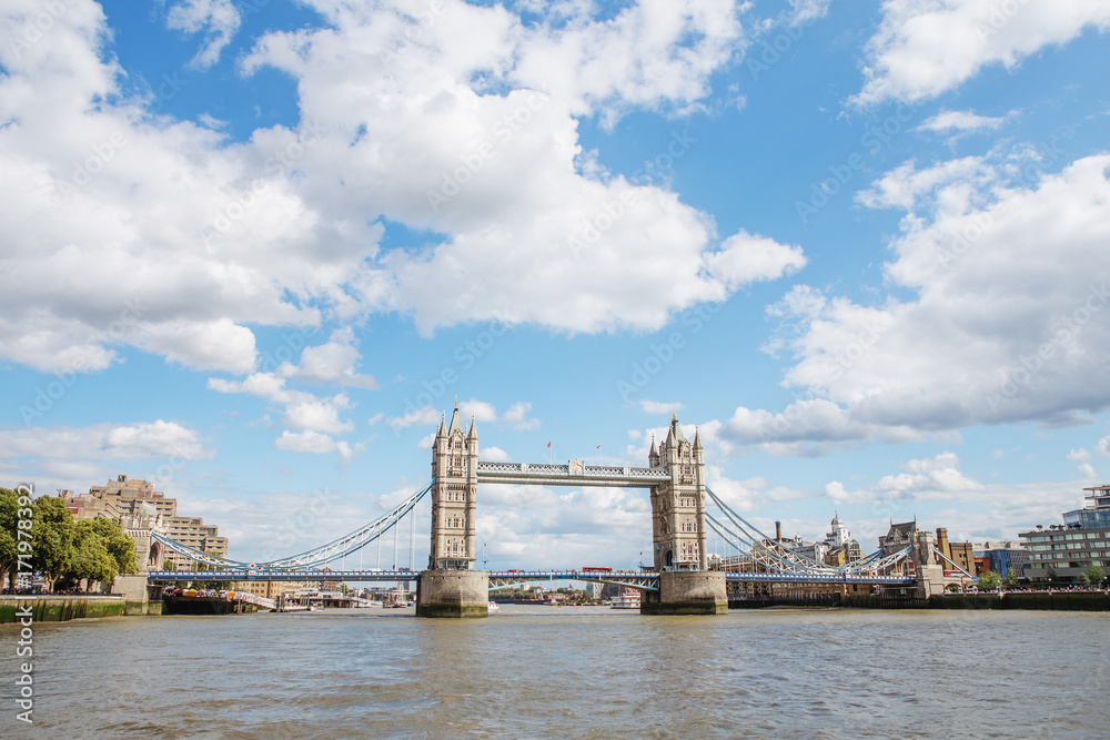 Obraz premium LONDON - AUGUST 19, 2017: Tower Bridge in London, the UK. View from River Thames