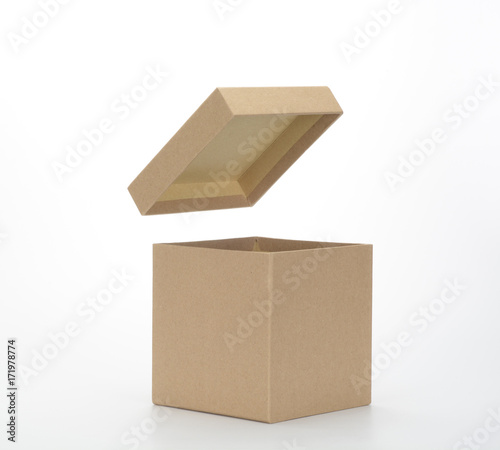 Obraz na plátně Caja de cartón en forma de cubo con tapa levantada