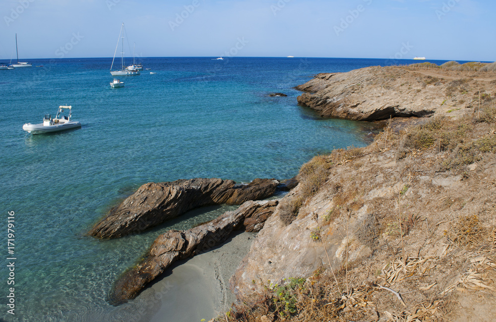 Corsica, 28/08/2017: vista di Cala Genovese, una delle spiagge più selvagge del Capo Corso lungo il Sentier des Douaniers (sentiero dei doganieri), percorso costiero per escursionisti