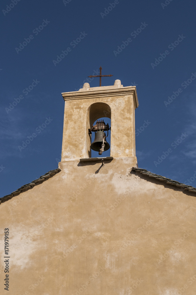 Corsica, 28/08/2017: campanile della Cappella di Santa Maria, chiesetta circondata dalla macchia mediterranea sul Sentier des Douaniers (sentiero dei doganieri) a Capo Corso 
