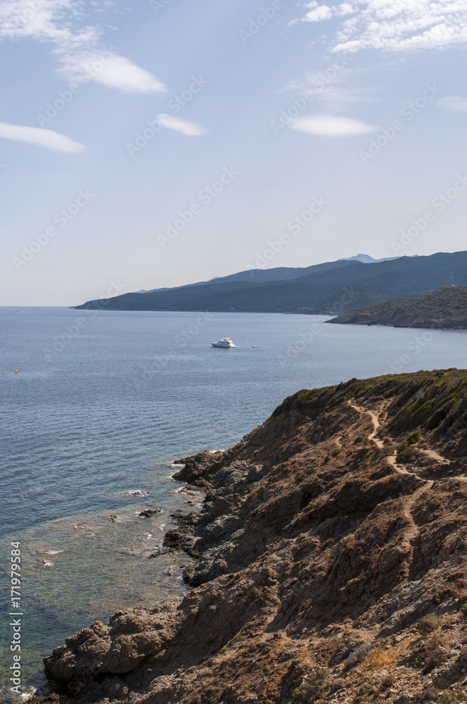 Corsica, 28/08/2017: Mar Mediterraneo e macchia mediterranea lungo il Sentier des Douaniers (sentiero dei doganieri), percorso costiero di 19 chilometri a Capo Corso 