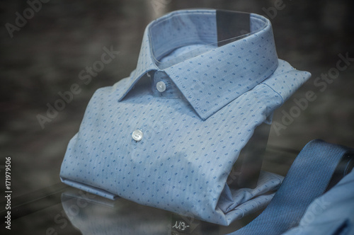 Quadro em tela chemise pour homme en vitrine