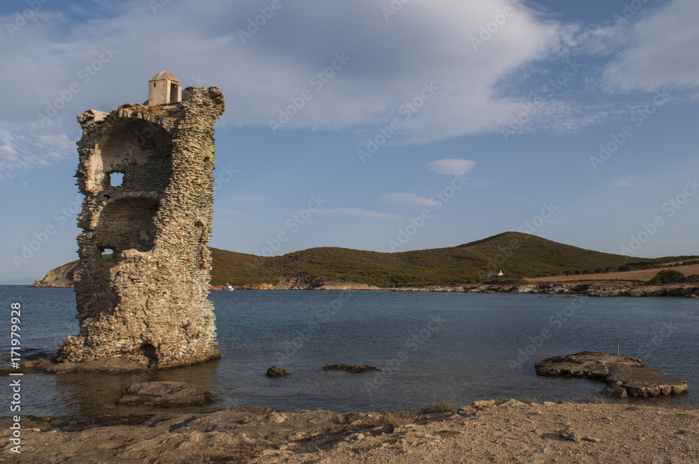 Corsica, 28/08/2017: la Torre di Santa Maria della Chiapella (1549), il rudere della torre genovese sulla spiaggia di Santa Maria lungo il Sentier des Douaniers, il sentiero costiero di Capo Corso 