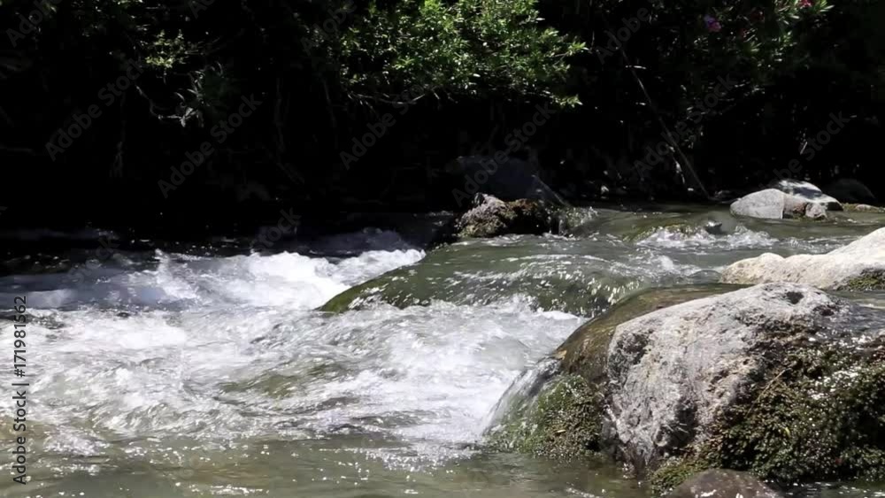 Fluss Megalopotamos in Kreta, Griechenland, sprudelt über eine kleine Stromschnelle Fluss Megalopotamos in Kreta, Griechenland, sprudelt über eine kleine Stromschnelle