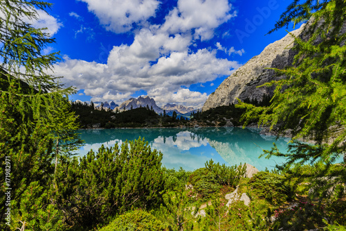 Fototapeta Naklejka Na Ścianę i Meble -  Lago di Sorapiss with amazing  turquoise color of water. The mountain lake in Dolomite Alps. Italy