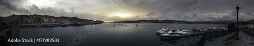 Maravillosa panorámica del anochecer del puerto de San Vicente de la Barquera, Cantabria, España