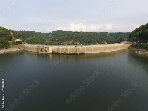 Le barrage de Bord-les-Orgues vu en drone