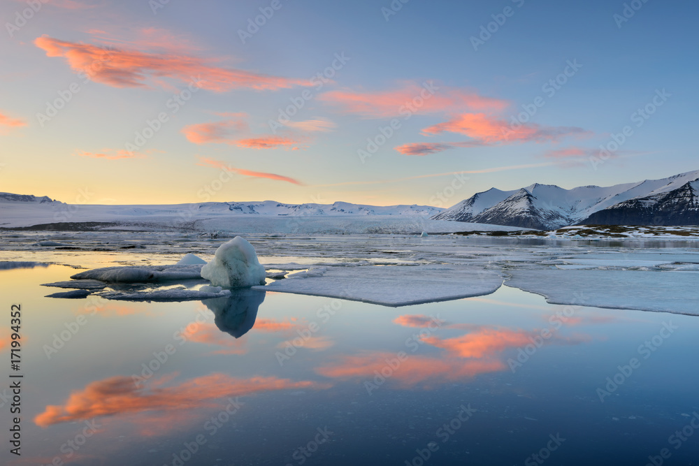 Paisagem de sonho na Glacier Lagoon em Jokulsarlon, Islandia. Nascer do Sol reflectido nas águas geladas.  - obrazy, fototapety, plakaty 