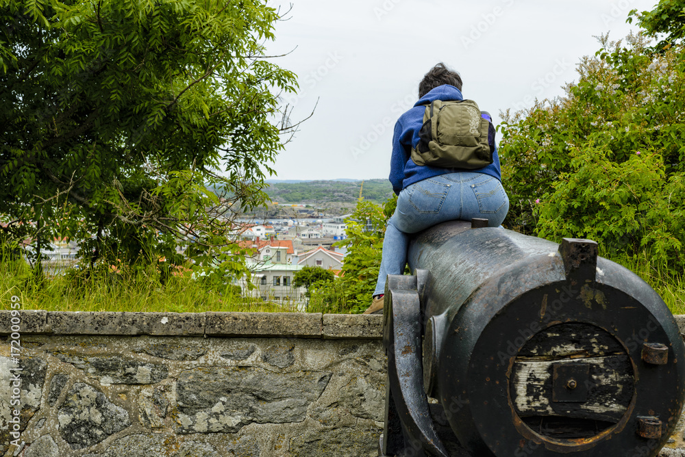 Mädchen auf einer Kanone Mädchen auf einer Kanone