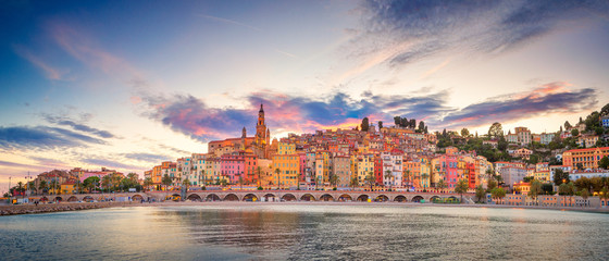 Fotobehang Nice Pastelkleurige huizen in Menton  © tichr