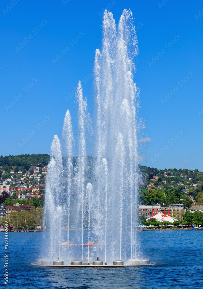 Fototapeta premium Fountain on Lake Zurich in Switzerland