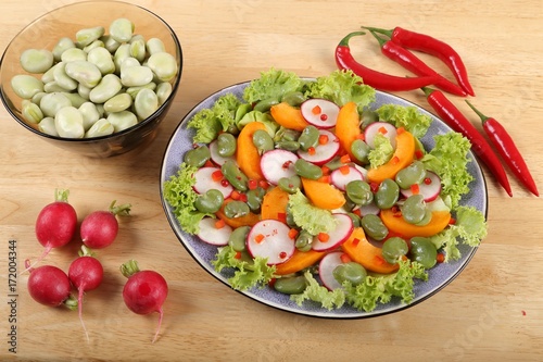 Salad with broad beans, radishes and peppers.